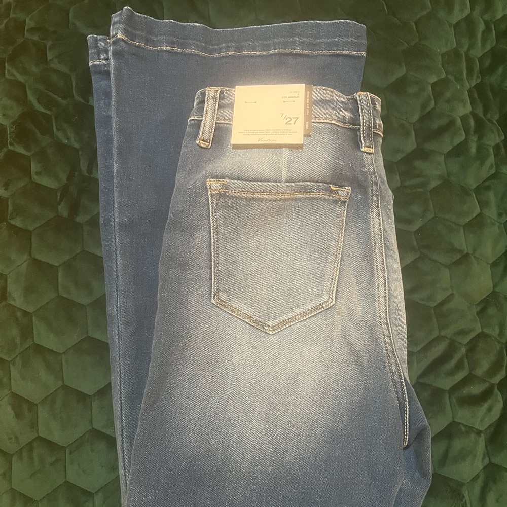 Kancan High rise jeans, petite, little stretch, flare 7/27 button up closure
